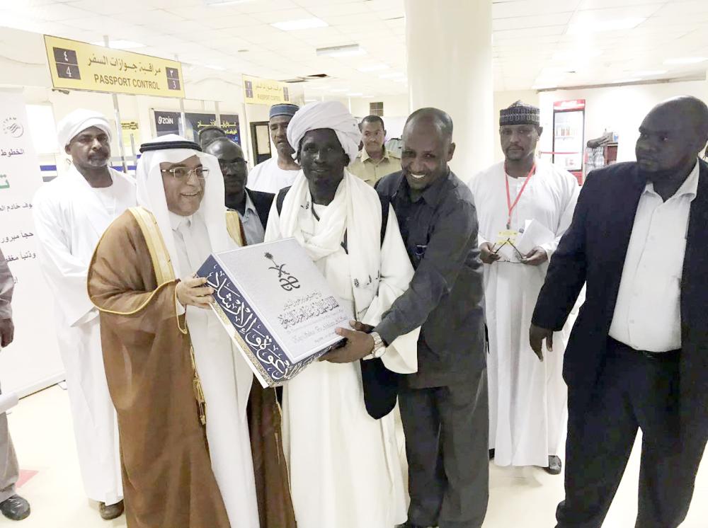 



السفير جعفر مودعا الحجاج من ذوي الشهداء بمطار الخرطوم أمس.