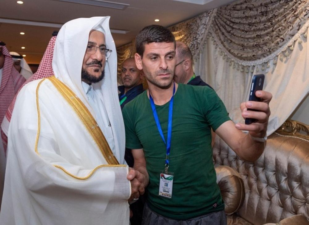 حاج يلتقط صورة مع وزير الشؤون الإسلامية