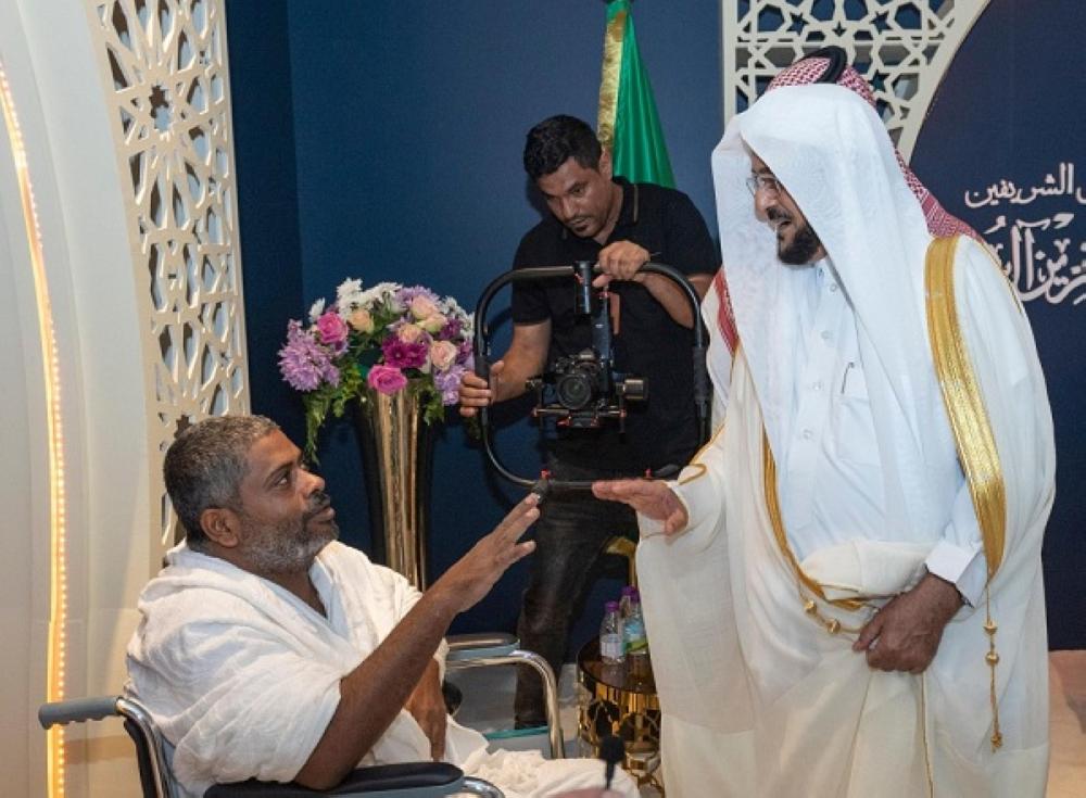 وزير الشؤون الإسلامية يطمئن على أحد الحجاج من ذوي الاحتياجات