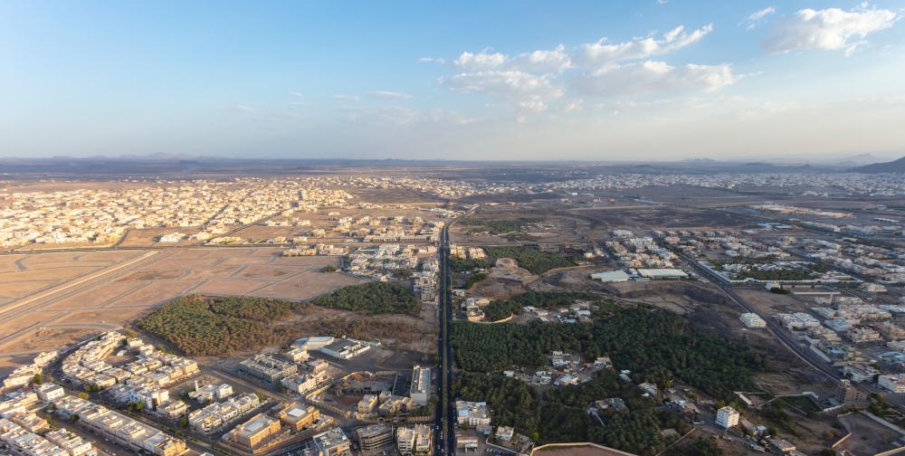 صورة جوية تبرز انسيابية الطرق. (تصوير: بندر الترجمي) 