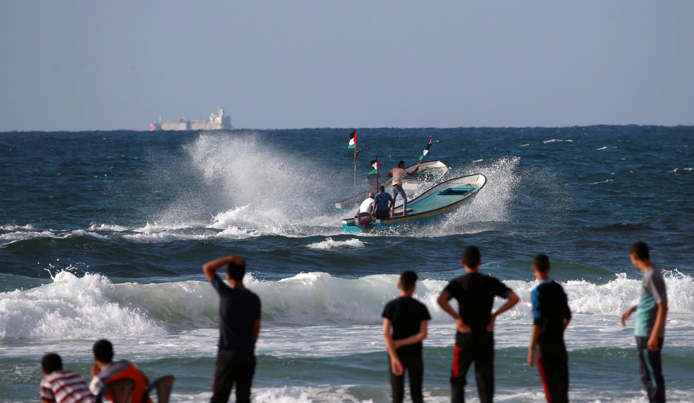 فلسطينيون يحتجون على حصار غزة بإطلاق القوارب في بحرها أمس الأول. (رويترز )