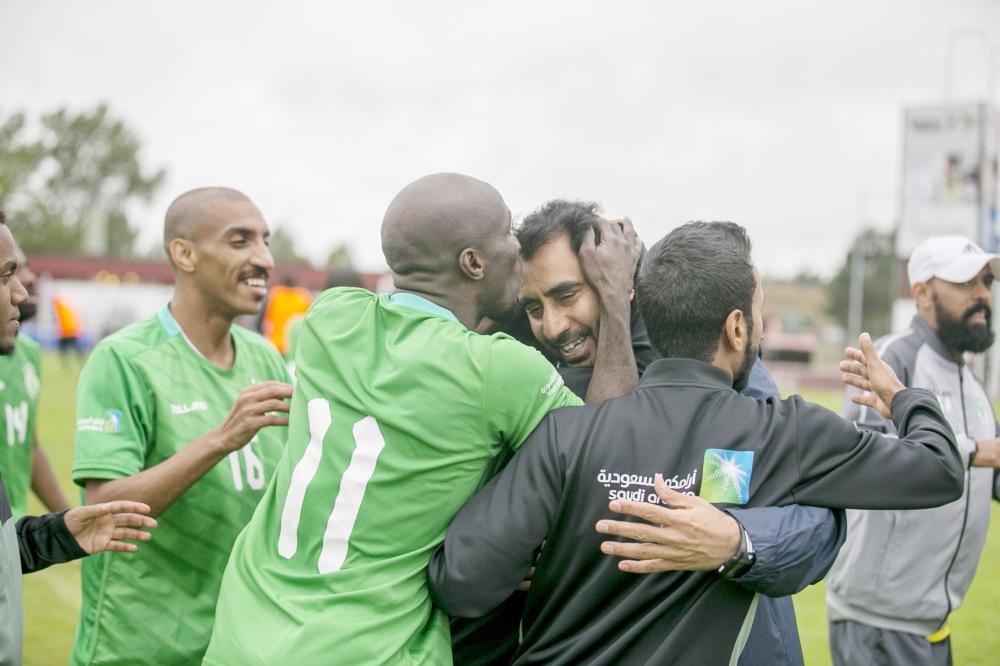 



قبلة على رأس الخالد عرفانا بمجهوده مع المنتخب.