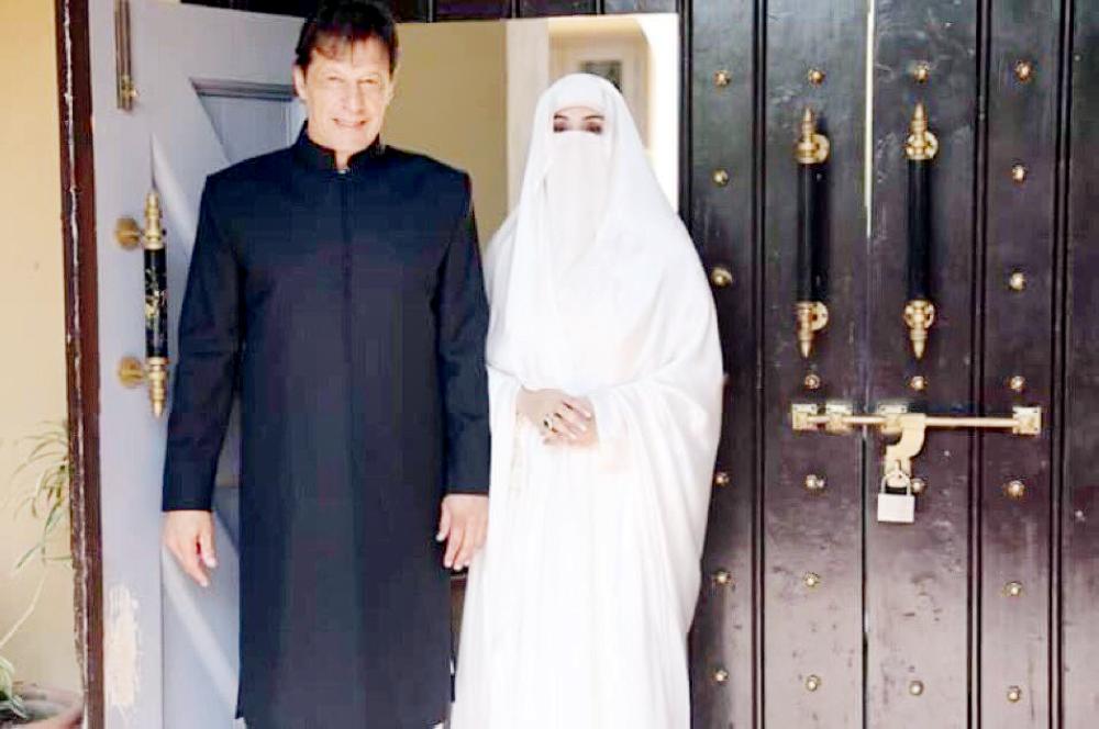 



عمران خان وزوجته بشرى مانيكا في يوم تعيينه رئيسا للوزراء. (موقع باكستان بالعربية) 