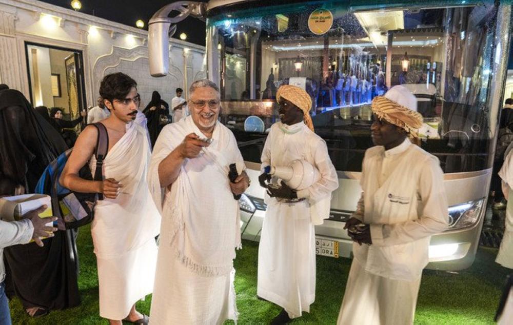 Around two million pilgrims have began ascending the plains of Mount Arafat shortly after sunrise on Monday to perform the most important ritual in Hajj.
Standing on Mount Arafat until the sunset on the 9th day of Dul Hijjah is the one of the most important rituals of the Hajj pilrimage.