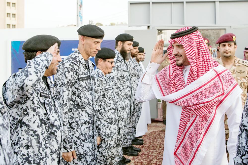 



الأمير عبدالعزيز بن سعود لدى افتتاحه مقر مراكز الكلية الأمنية في منى أمس. (عكاظ)