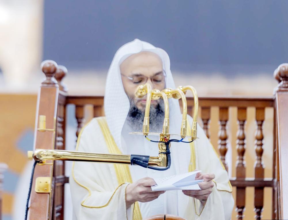 



الشيخ غزاوي لدى إلقاء خطبة العيد في المسجد الحرام أمس. (عكاظ)