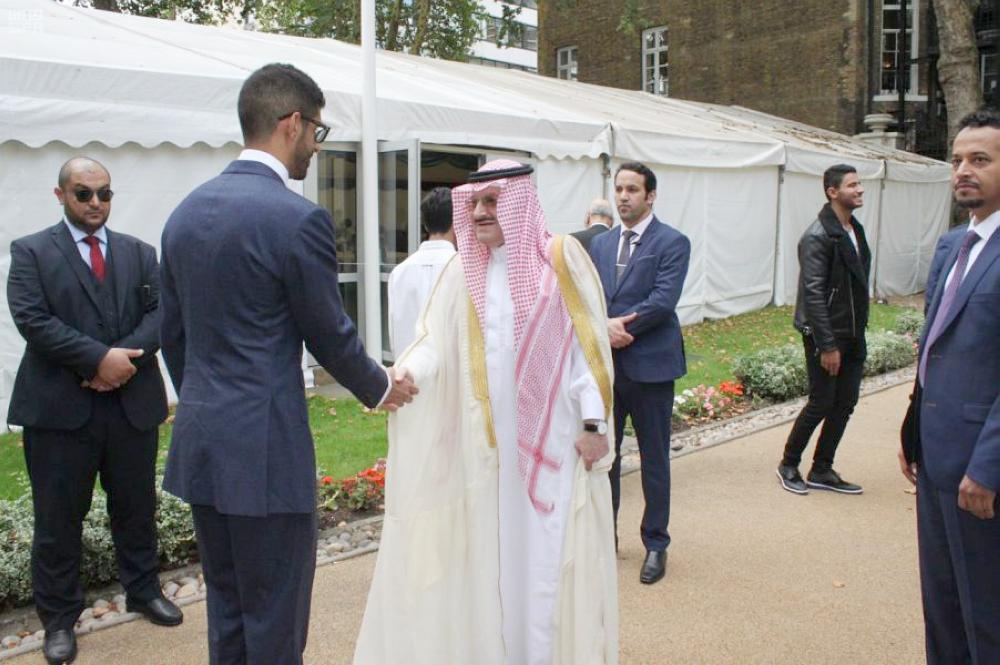 



سفير خادم الحرمين الشريفين لدى المملكة المتحدة الأمير محمد بن نواف يتلقى التهاني عقب أدائه صلاة العيد مع المبتعثين وعدد من أبناء الجالية الإسلامية في مصلى السفارة في لندن.  