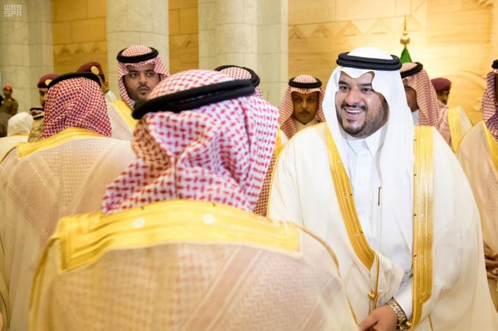 أمير منطقة الرياض بالنيابة الأمير محمد بن عبدالرحمن يتلقى التهاني بعيد الأضحى من أمراء وعلماء المواطنين والمسؤولين في قصر الحكم أمس. 
