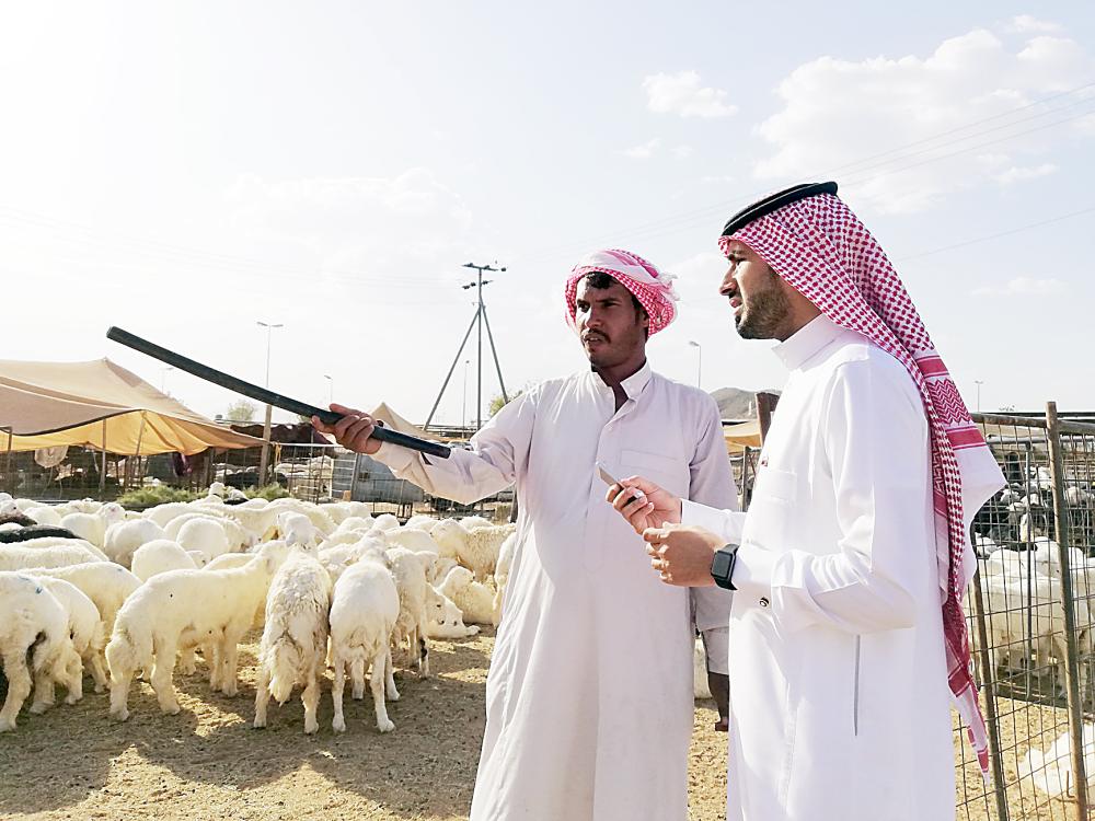 



ذياب المطيري يتحدث لـ «عكاظ». (تصوير: حسام كريدي)