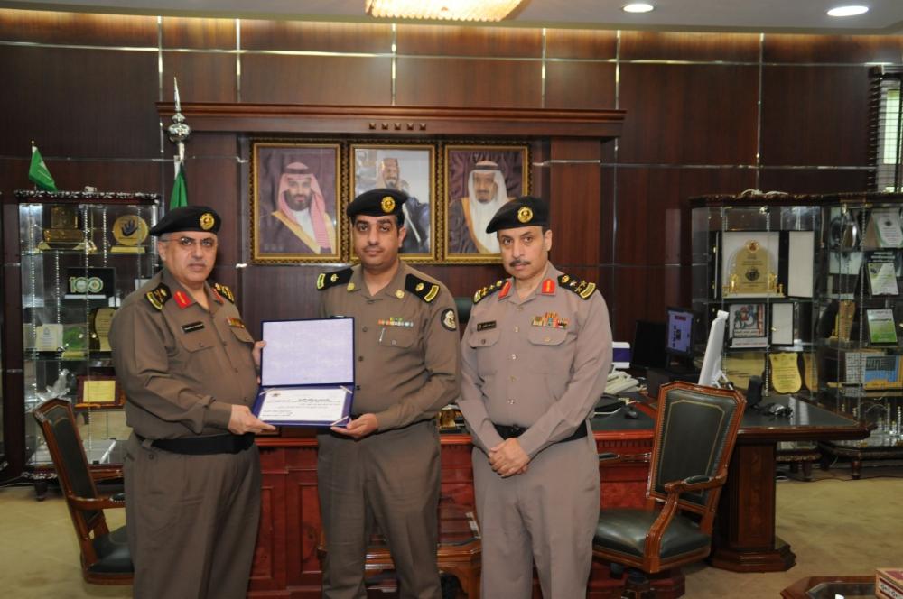 مدير شرطة الجوف يكرم الشمري والعنزي لتميزهما أخبار السعودية صحيفة عكاظ