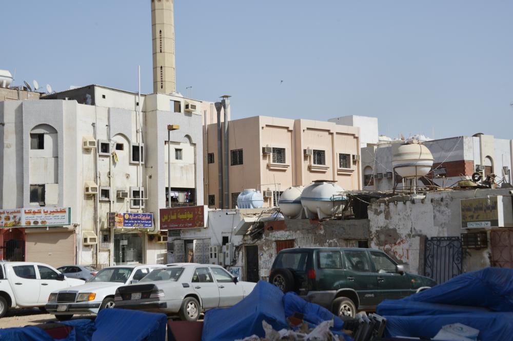 البيوت الشعبية تجاور العمائر المأهولة بالعائلات. (تصوير: أحمد المقدام)