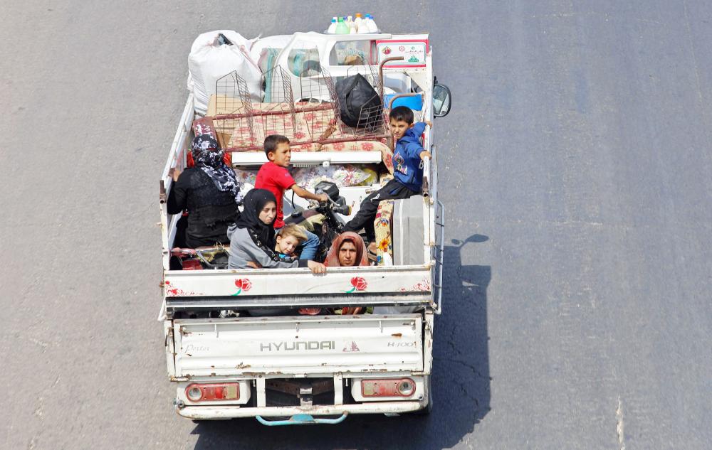 



أسرة من محافظة إدلب تفر باتجاه الحدود التركية السورية أمس (الإثنين)، هرباً من الغارات الروسية. (أ.ف.ب.)