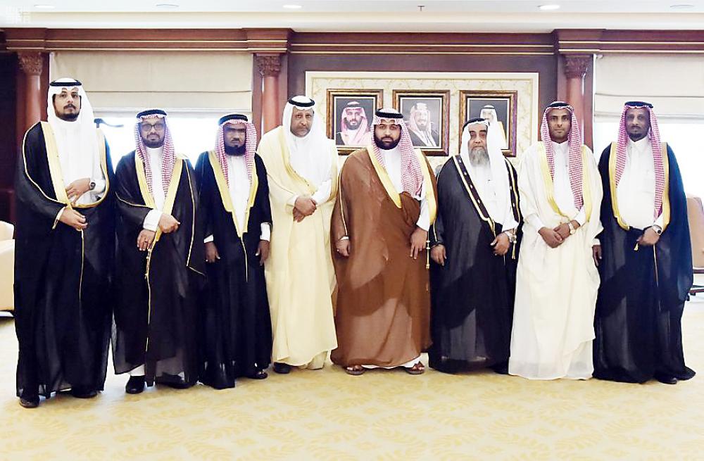 



الأمير محمد بن عبدالعزيز مع مشايخ المخلاف  والملحاء.
