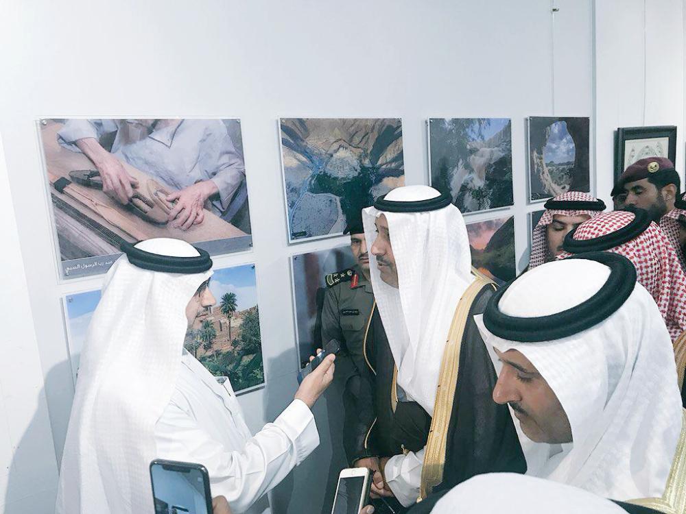 



أمير الباحة متحدثاً للزميل الرباعي.
