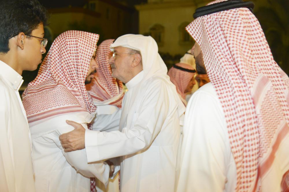 



الأمير خالد بن عبدالله خلال تقديمه واجب العزاء.     (تصوير: ماجد الزهراني)
