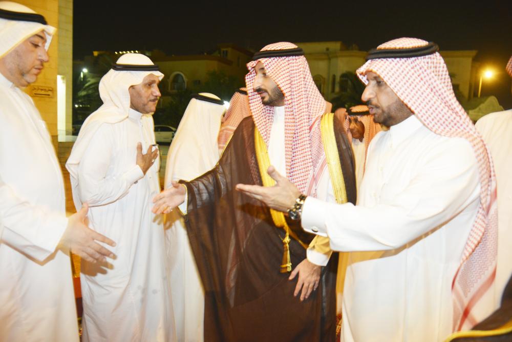 



الأمير عبدالله بن بندر تقدم المعزين.