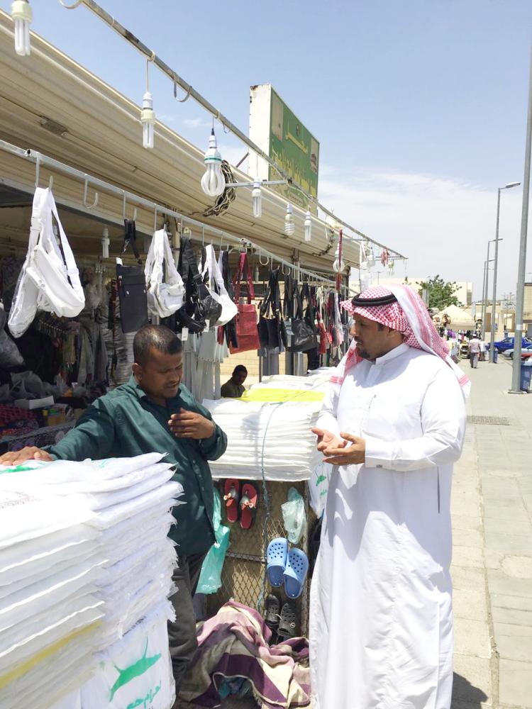 



أحد الباعة في الميقات  يتحدث لـ«عكاظ».