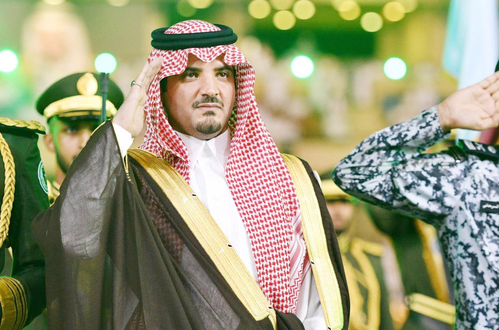 



الأمير عبدالعزيز بن سعود مؤديا التحية العسكرية خلال الحفلة أمس الأول. 