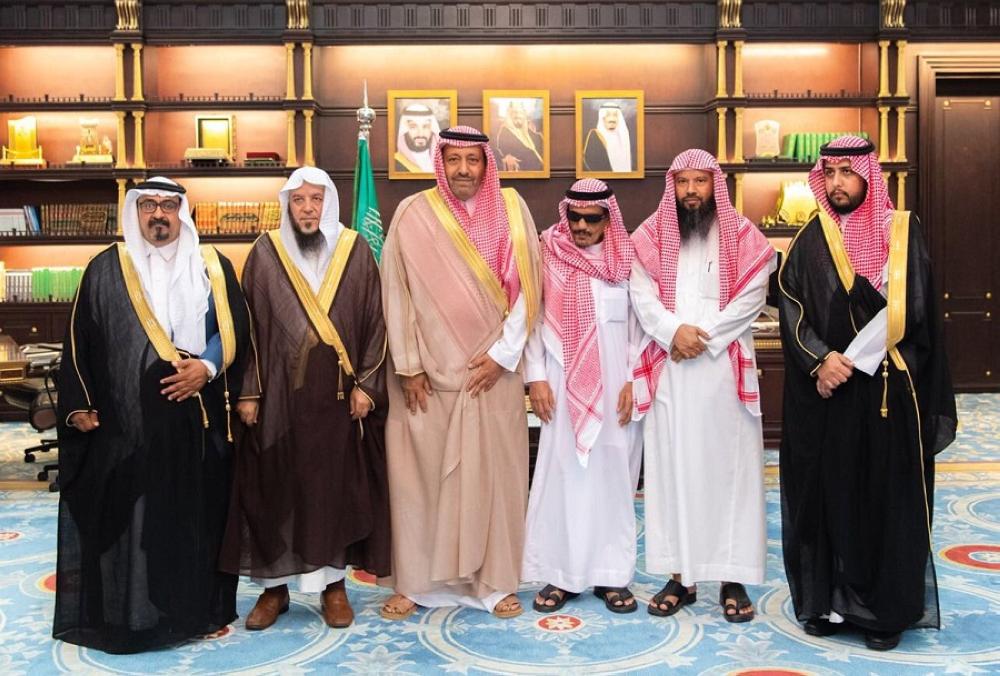 صورة جماعية مع أمير الباحة