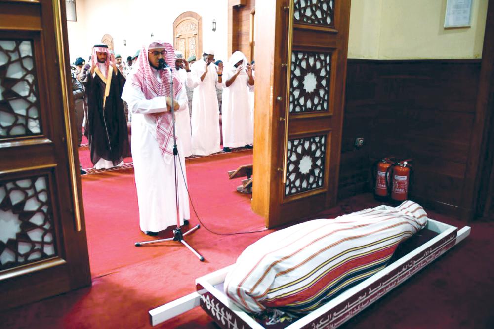 



الأمير سعود بن جلوي مؤديا صلاة الميت على الشهيد.