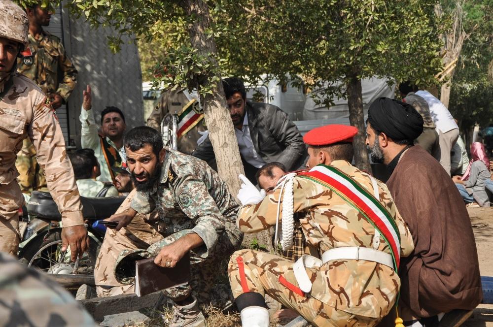 عدد من الجنود الإيرانيين يختبئون عقب الهجوم