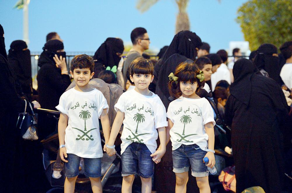 



أطفال يتزينون بقمصان تحمل لوحات الحب والانتماء في احتفالية اليوم الوطني بالرياض. (واس)