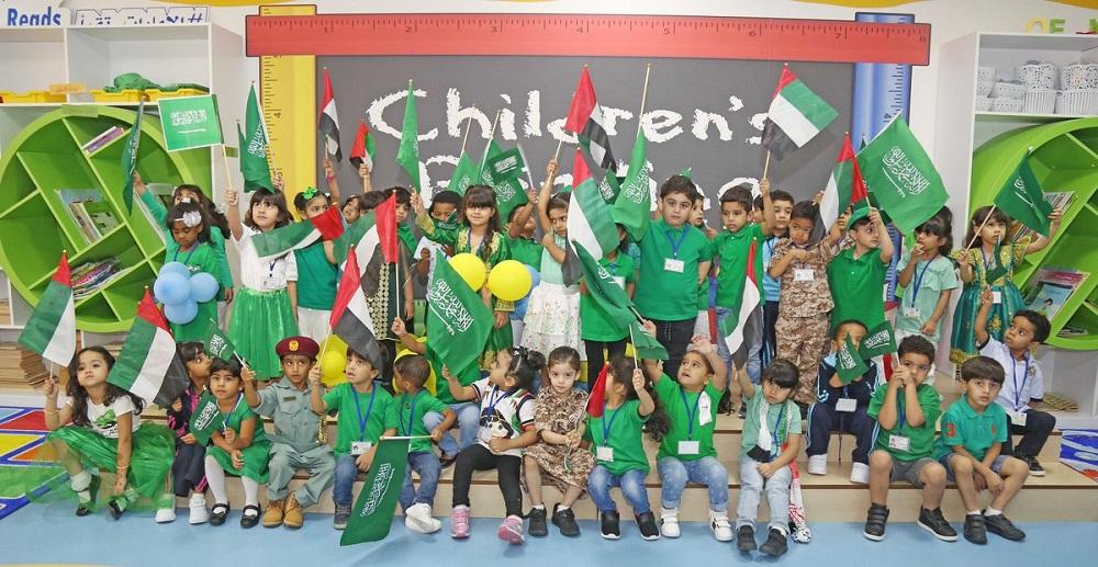 طلاب المدارس الإماراتية يحتفلون باليوم الوطني السعودي