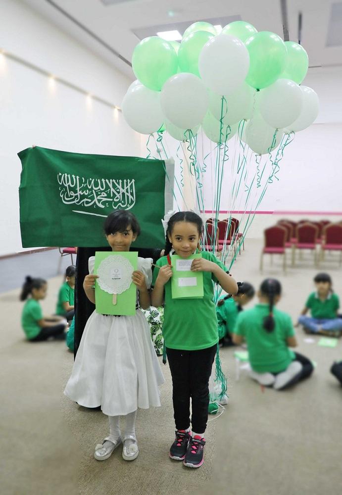 طالبات في مدرسة إماراتية يحتفلن باليوم الوطني السعودي