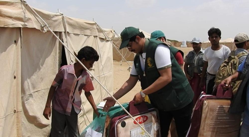 A team from KSRelief inaugurated an integrated camp for displaced people in Hajjah Governorate, Yemen, in the presence of Governor of Hajjah Governorate Abdulkarim Al-Sunaini, a number of officials, and various media agencies.