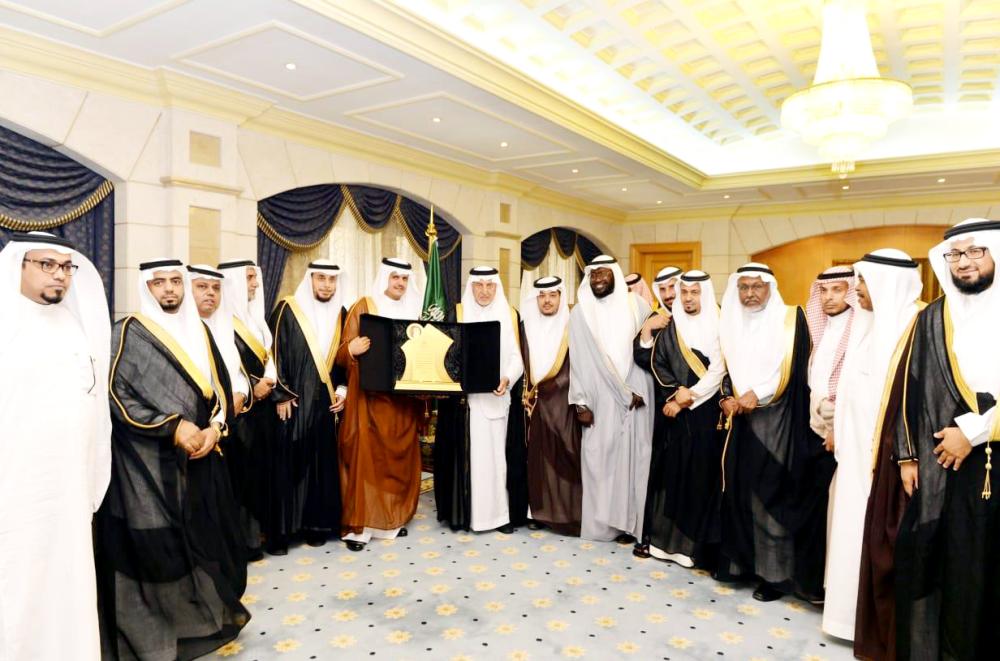 



الأمير خالد الفيصل مع رئيس وأعضاء بلدي مكة.