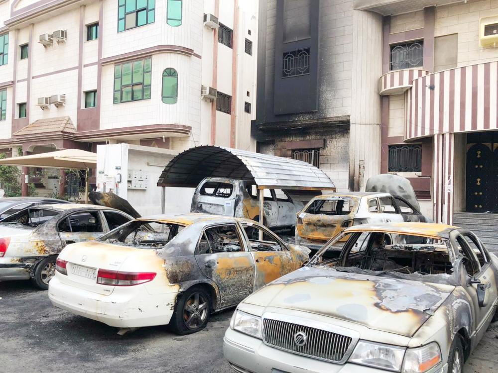 



سيارات تضررت من الحريق الغامض في الوزيرية.