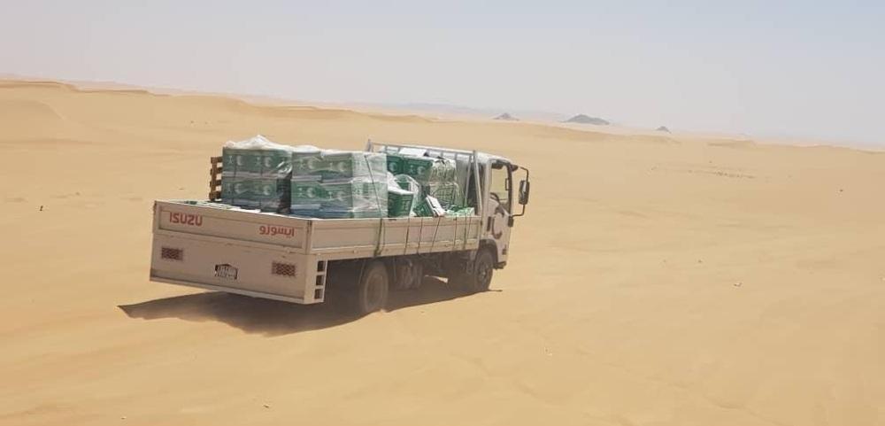 شاحنة في طريقها لتوزيع المساعدات