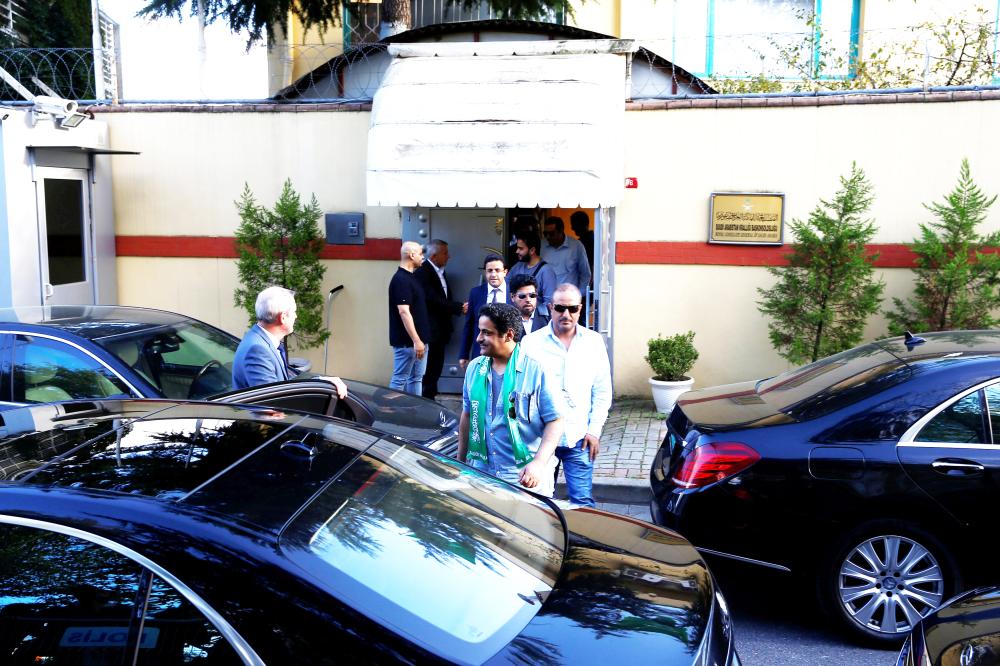 فريق التحقيق السعودي خارجا من قنصلية إسطنبول أمس الأول. (رويترز)