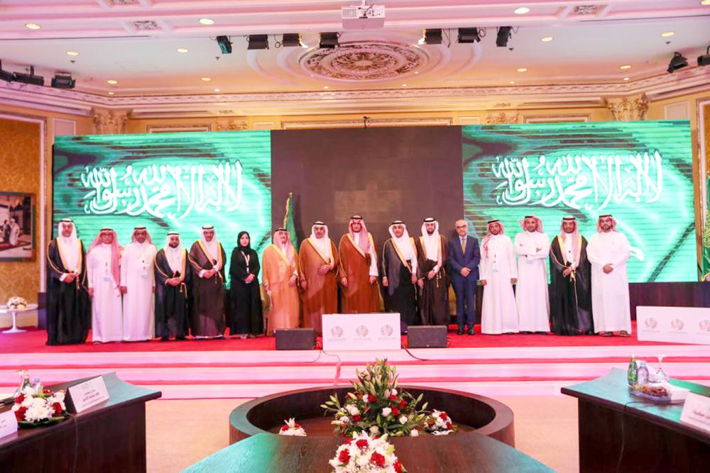



الأمير أحمد بن فهد مع المشاركين في ورشة الأمراض غير المعدية. (تصوير: سامي الغامدي)