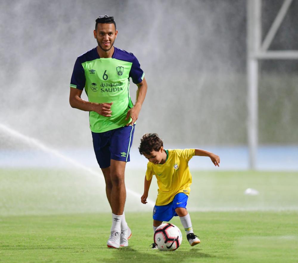 



لاعب وسط الأهلي «دي سوزا» أثناء التدريبات اللياقية بينما ابنه يداعب الكرة. (تصوير: المركز الإعلامي للنادي الأهلي)