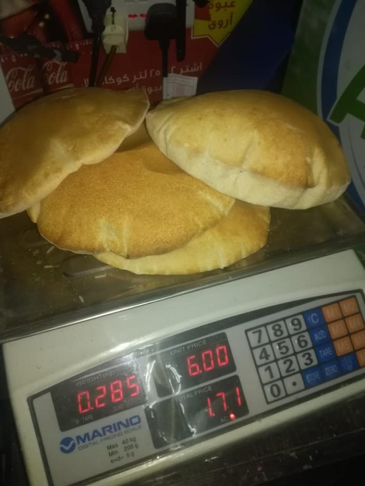 وزن الخبز 285 جرام لأربعة أرغفة أنفوجراف: أوزان الخبز المعتمدة 510 لربطة الخبز الأبيض 510 لربطة الخبز الصامولي 400 لربطة الخبز الأسمر.