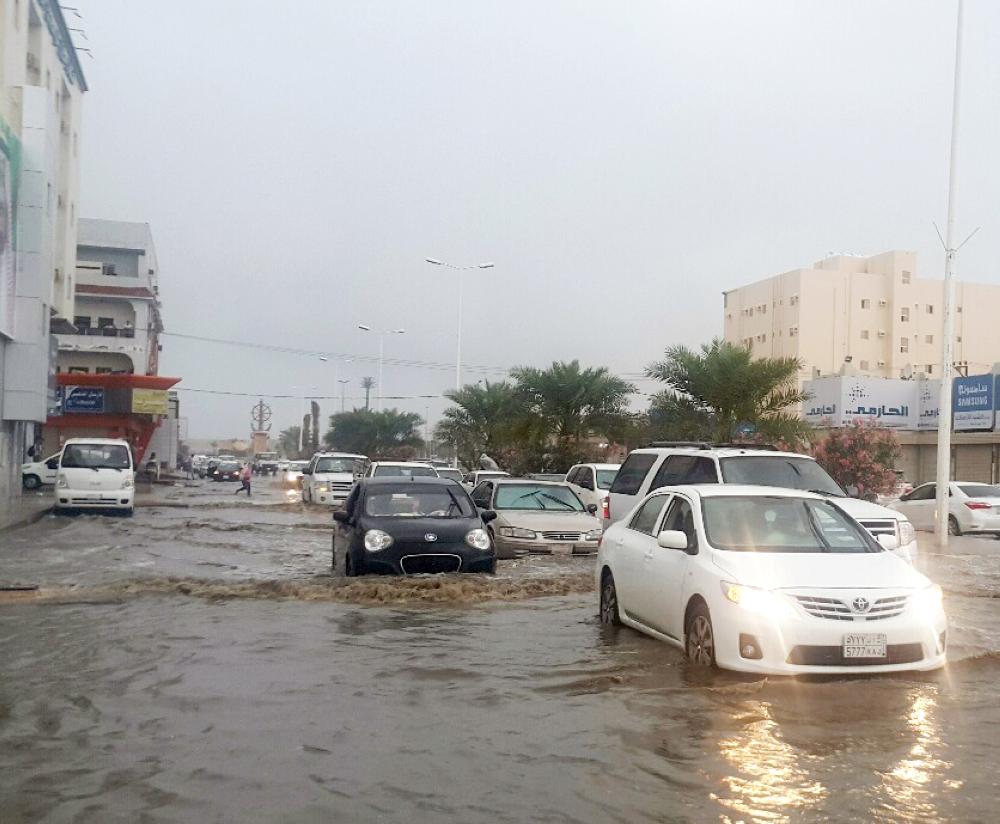 



مياه الأمطار تغطي شوارع جازان. (تصوير: محمد الكادومي)