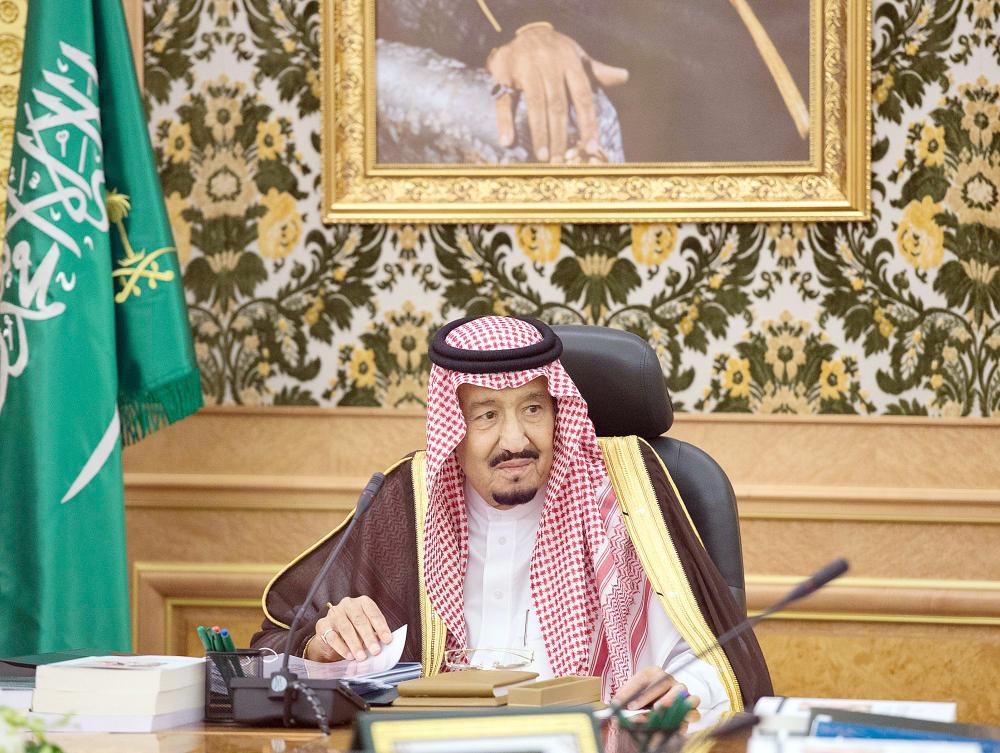 الملك سلمان مترئسا اجتماع مجلس إدارة دارة الملك عبدالعزيز أمس في الرياض. (واس)