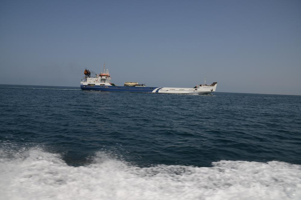 



سفينة تجارية تعبر البحر بأمان. (تصوير: يحيى الفيفي)