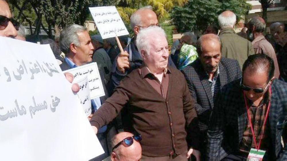 



متقاعدون إيرانيون خلال الاحتجاجات على سوء الأحوال المعيشية. (متداولة)