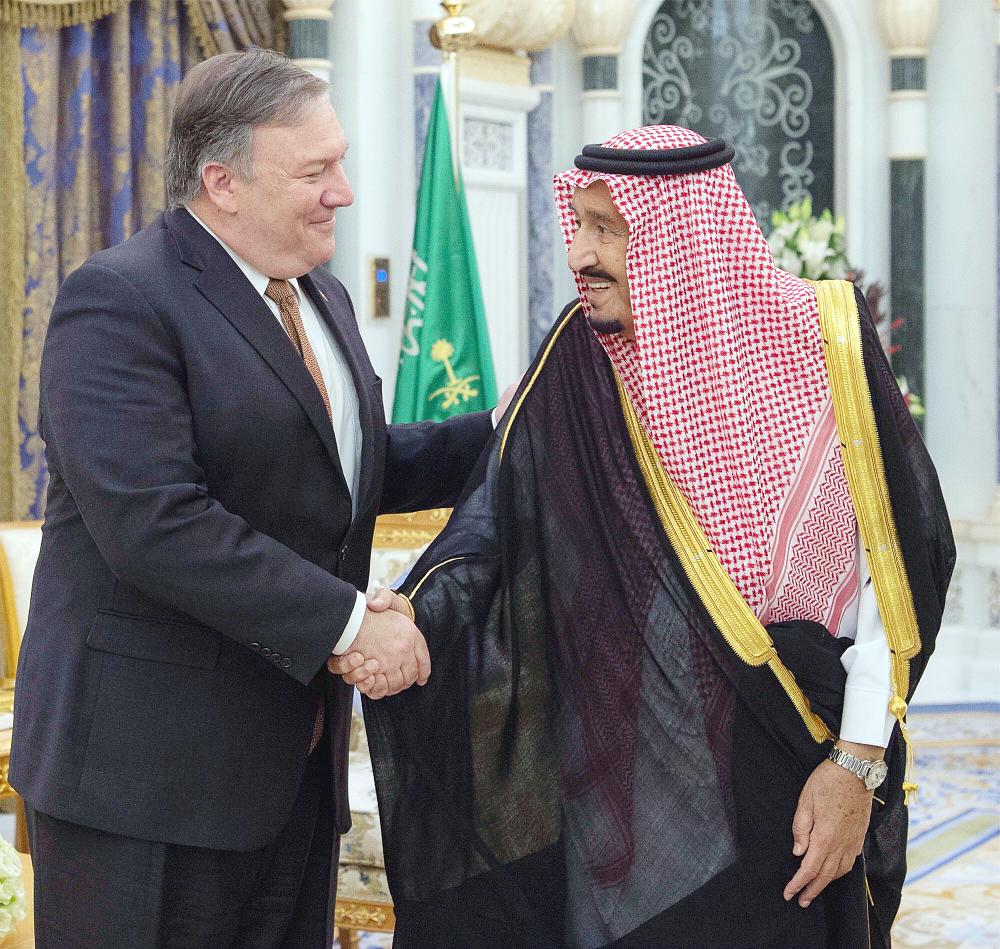 الملك سلمان مُرحبا بوزير الخارجية الأمريكي أمس في الرياض.