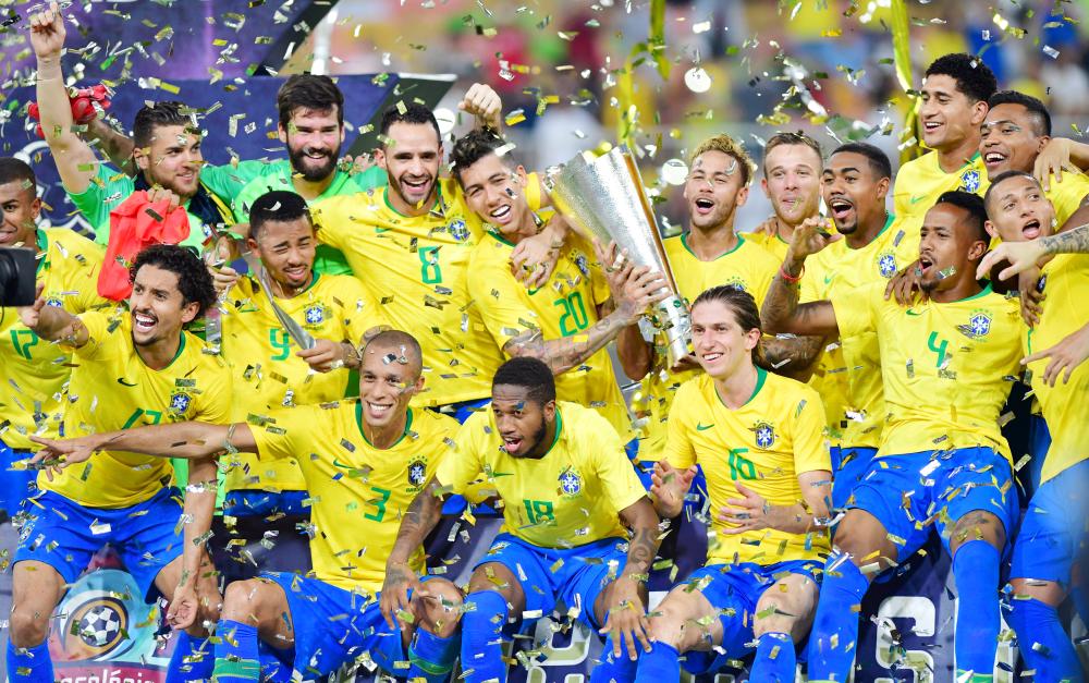 



فرحة لاعبي منتخب البرازيل عقب تتويجهم بالكأس. (رويترز)