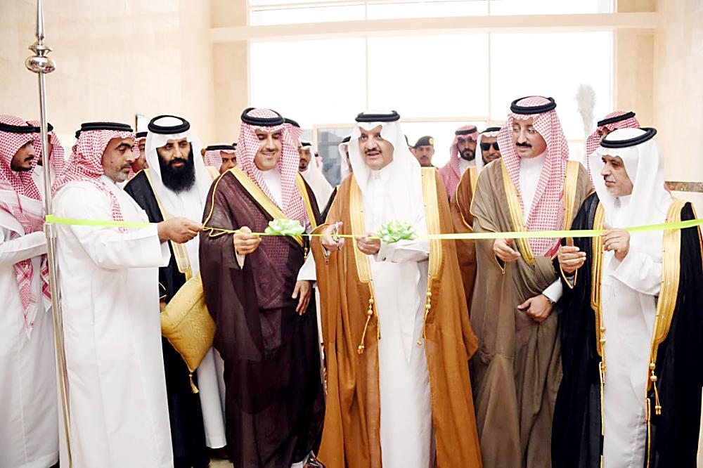 



الأمير سعود بن نايف أثناء افتتاح مبنى مكتب ديوان المراقبة.