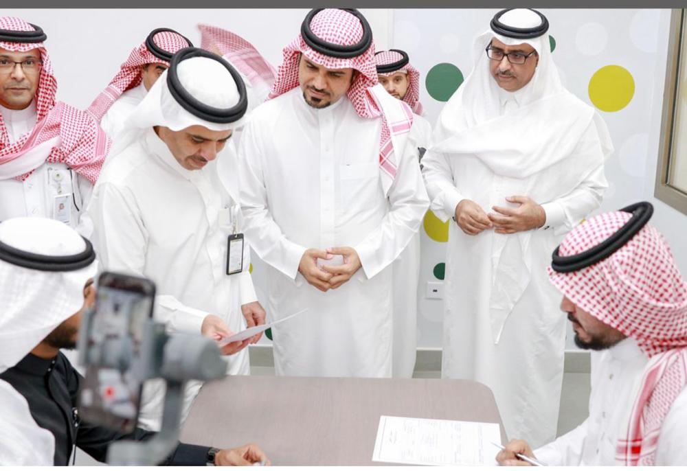 



مدير فرع وزارة العمل ومدير جامعة جدة خلال إطلاق برنامج توطين الوظائف لقطاع البصريات أمس. 