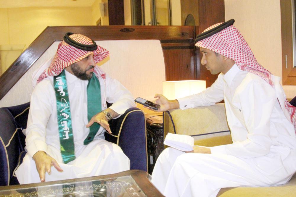 



المعارض السعودي السابق كساب العتيبي متحدثاً للزميل محمد سعود في الرياض.  (تصوير: عبدالعزيز اليوسف )