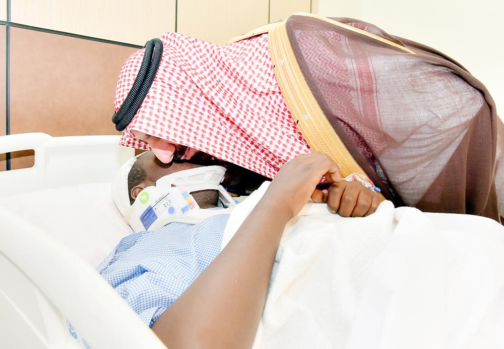 





أمير نجران خلال زيارته المصابين بمستشفى الملك خالد. (عكاظ)
