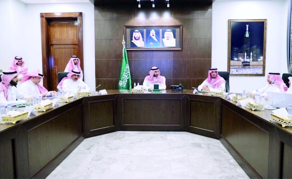 



الأمير عبدالله بن بندر يطلع على أعمال لجنة التعديات. (عكاظ)