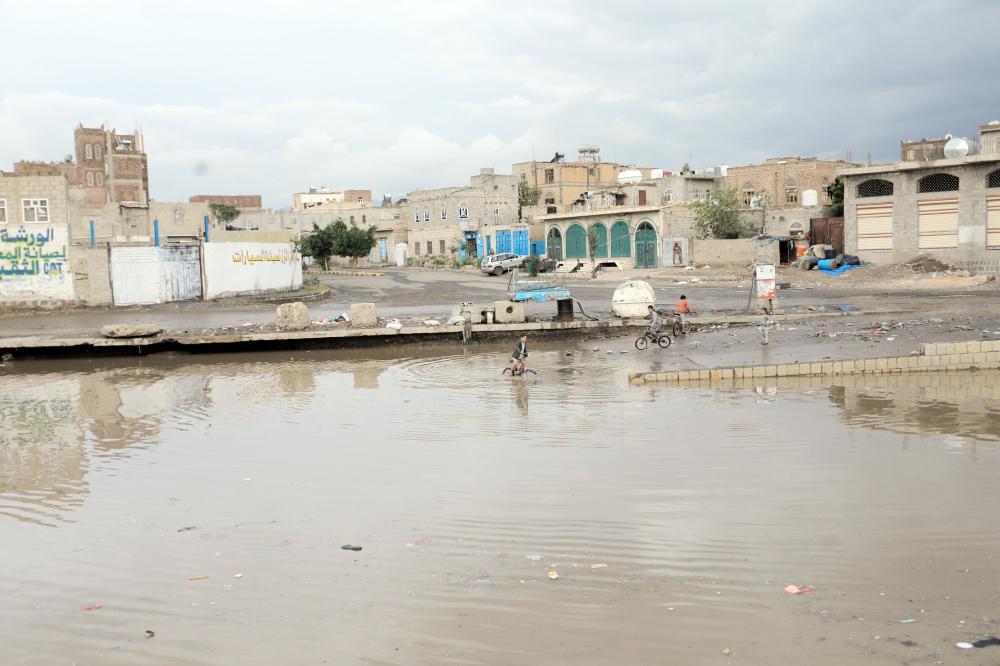 



 شوارع غمرتها مياه الأمطار في العاصمة اليمنية صنعاء أمس. (أ.ف.ب)‏
