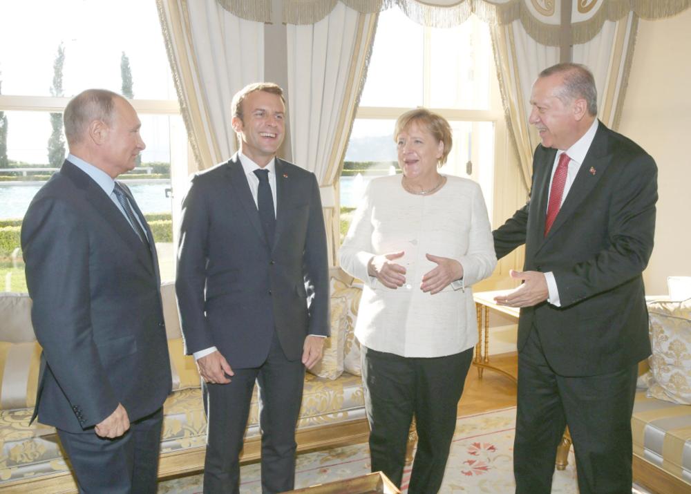 



زعماء تركيا وروسيا وفرنسا وألمانيا قبيل القمة الرباعية حول سورية في إسطنبول أمس. (أ ف ب)