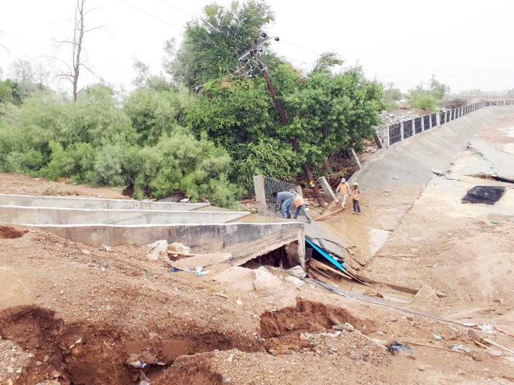 



محاولات لإصلاح مجاري السيول بنجران.